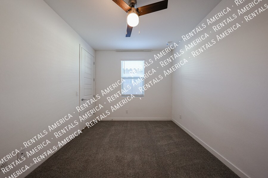 Building Photo - 2256 E Ridgewood Ln