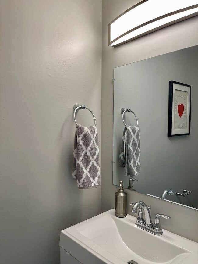 Building Photo - Cute and Convenient South Nashville Townhouse near BNA and Woodbine - Renovated