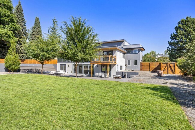 Building Photo - 5 bed 3.5 Bath Home in North Boulder W/Large Backyard, Swimming Pool & Jacuzzi!  Pool Upkeep Incl...
