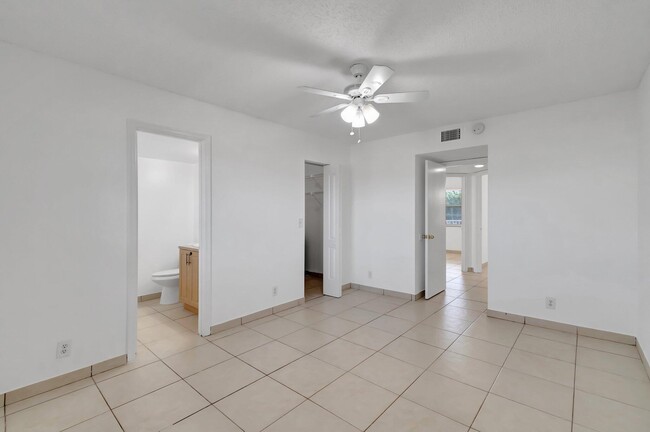Building Photo - 8431 Royal Palm Blvd