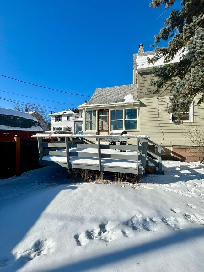 Building Photo - AVAILABLE JUNE - 5 Bed, 2 Bath Newly Renovated Home