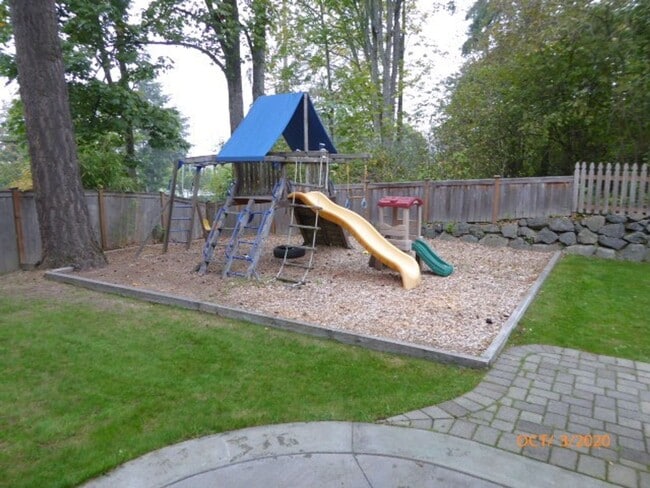 Building Photo - Beautiful 2 Story 3 Bed 2.5 Bath