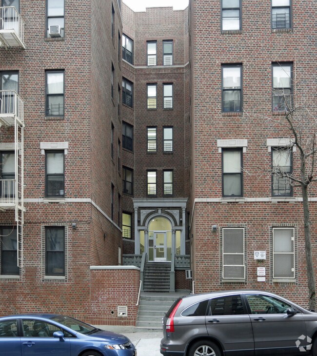 Building Photo - 966 E 181st St