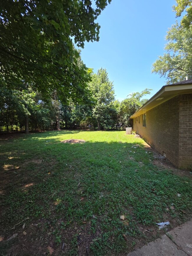 Building Photo - 308 E Gum St