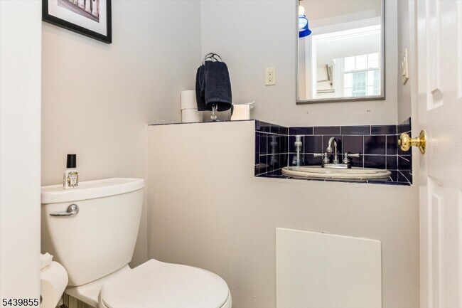 Building Photo - 25 Riverview Dr