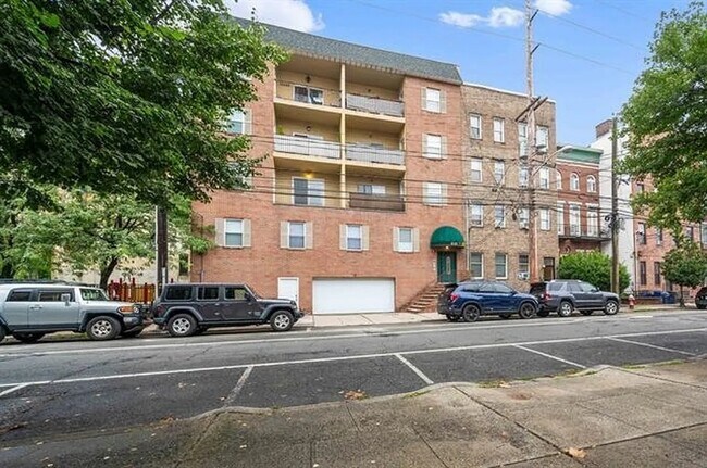 Building Photo - 212 Madison St