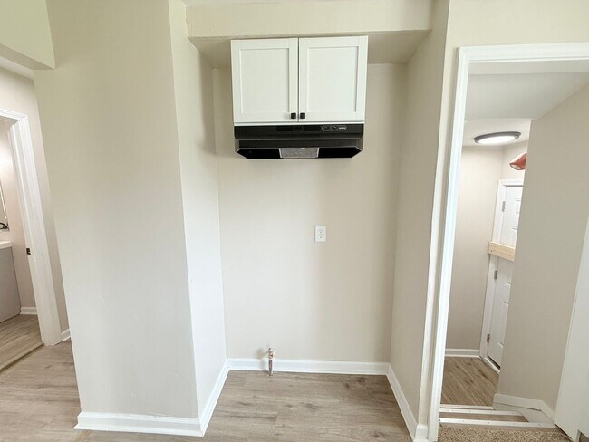 Building Photo - Freshly Renovated 3-Bedroom Home – Quality...