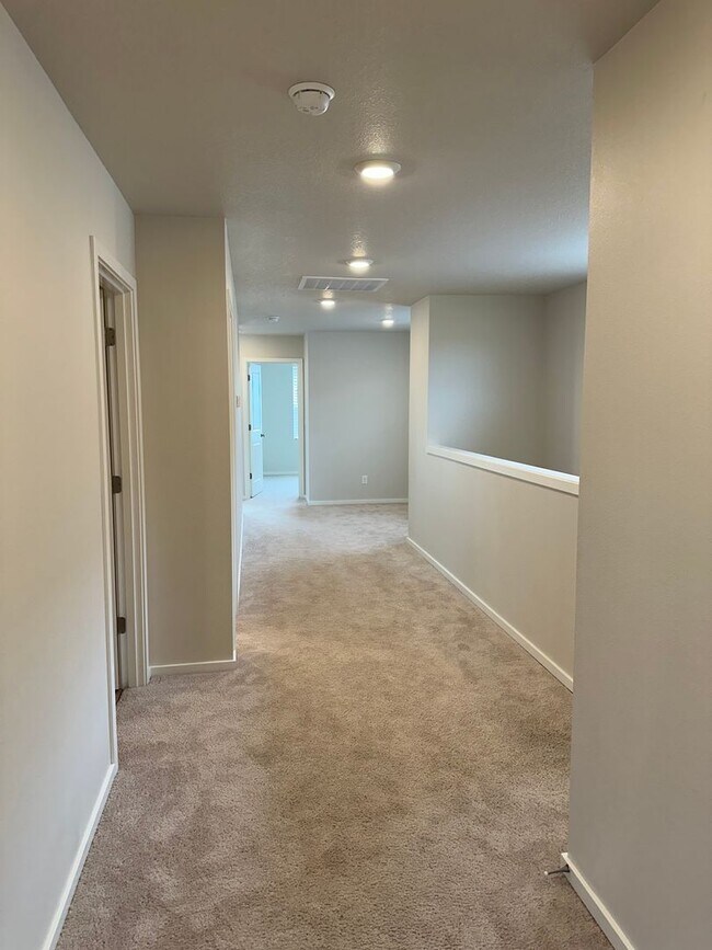 Building Photo - 4 bedroom 2.5 bathroom home!