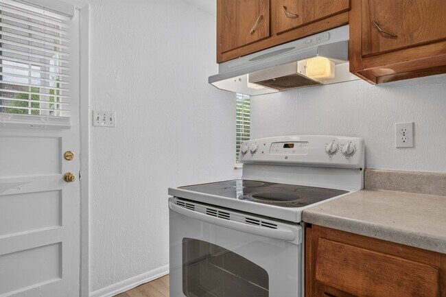 Building Photo - Cozy 2 bedroom duplex