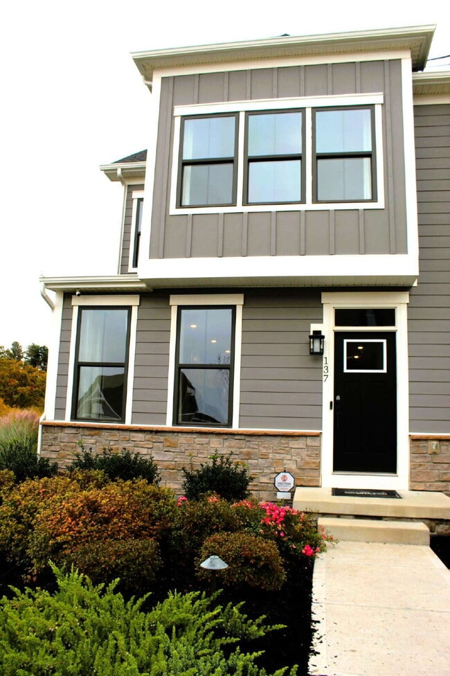 Building Photo - Exquisite 3-Bed Townhouse in Moon Township with Scenic Views & Modern Finishes!