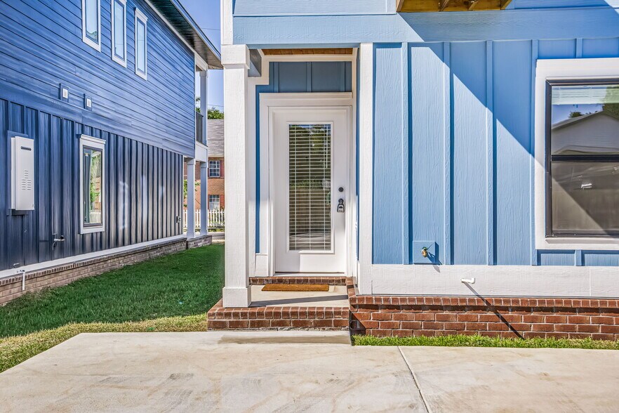 Building Photo - 580 N De Villiers St