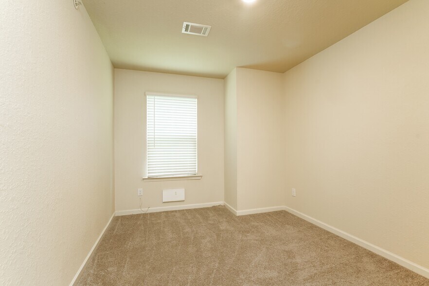 Building Photo - 1010 Highwood Ln