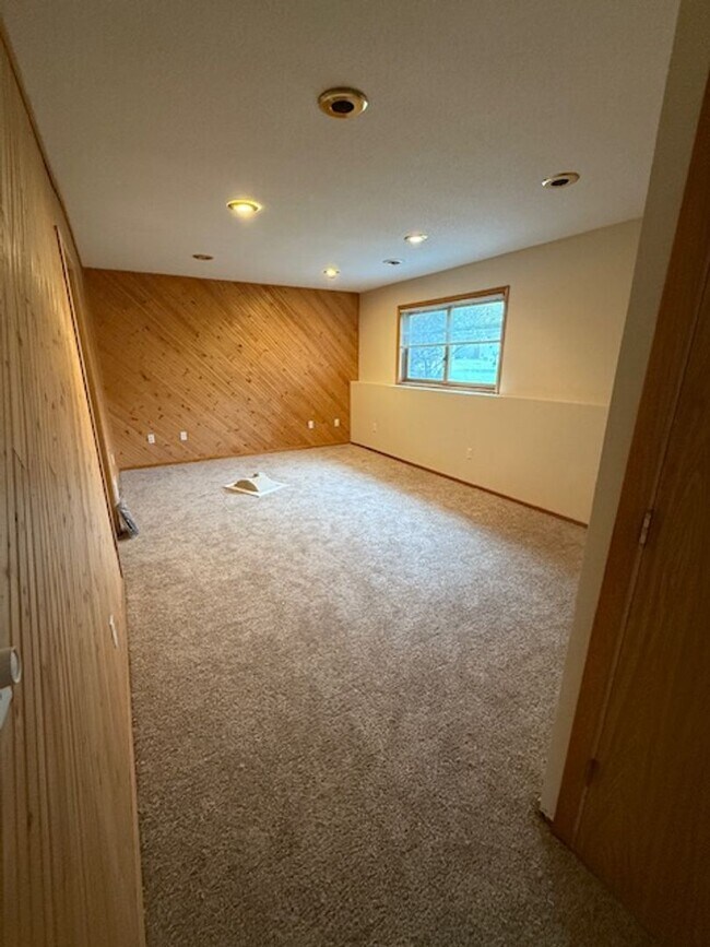 Building Photo - Large 5 bedroom home with updates in quiet neighborhood