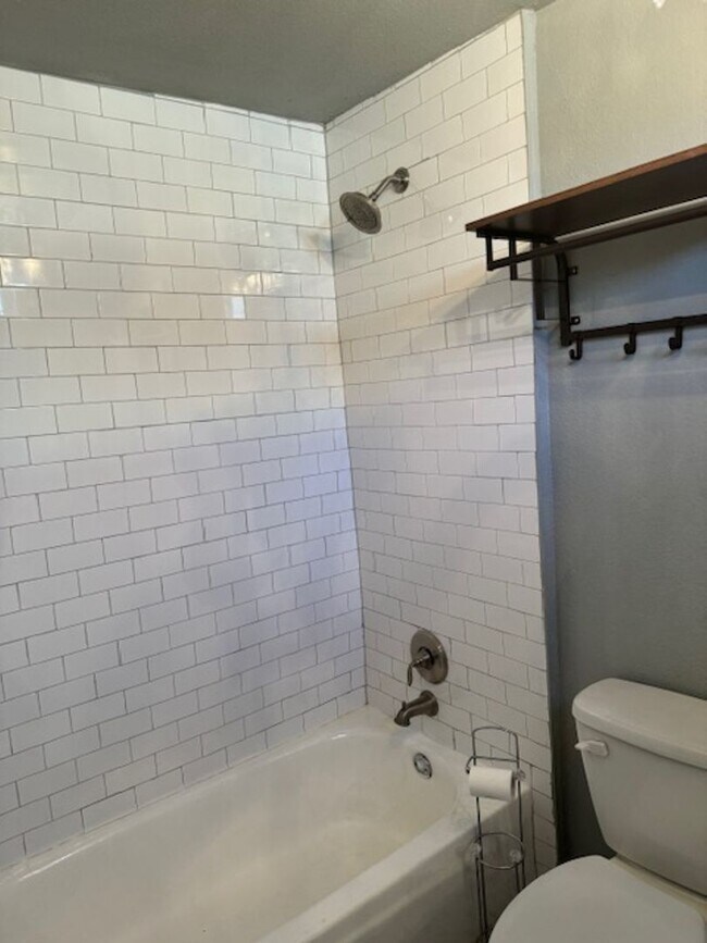 Building Photo - 2 BR 1 BA House for RENT