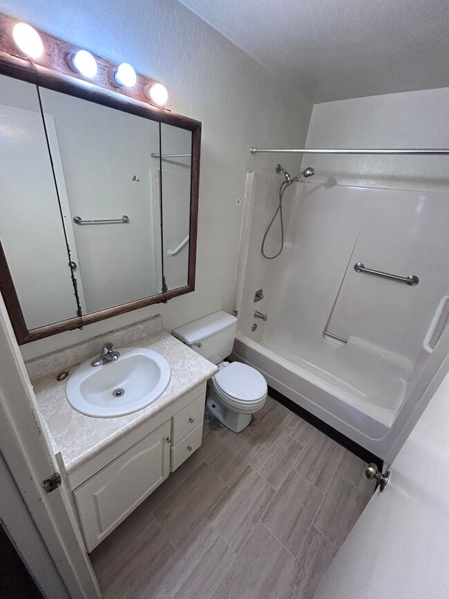 Building Photo - 3 bedroom 1 bath house w/ attached garage in Coos Bay!