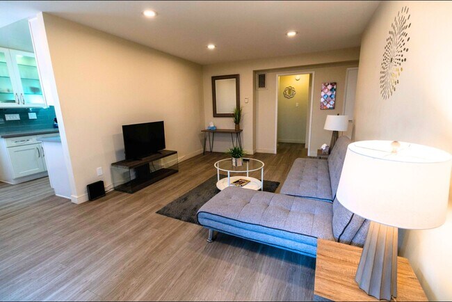 Interior Photo - 311 South Doheny Drive