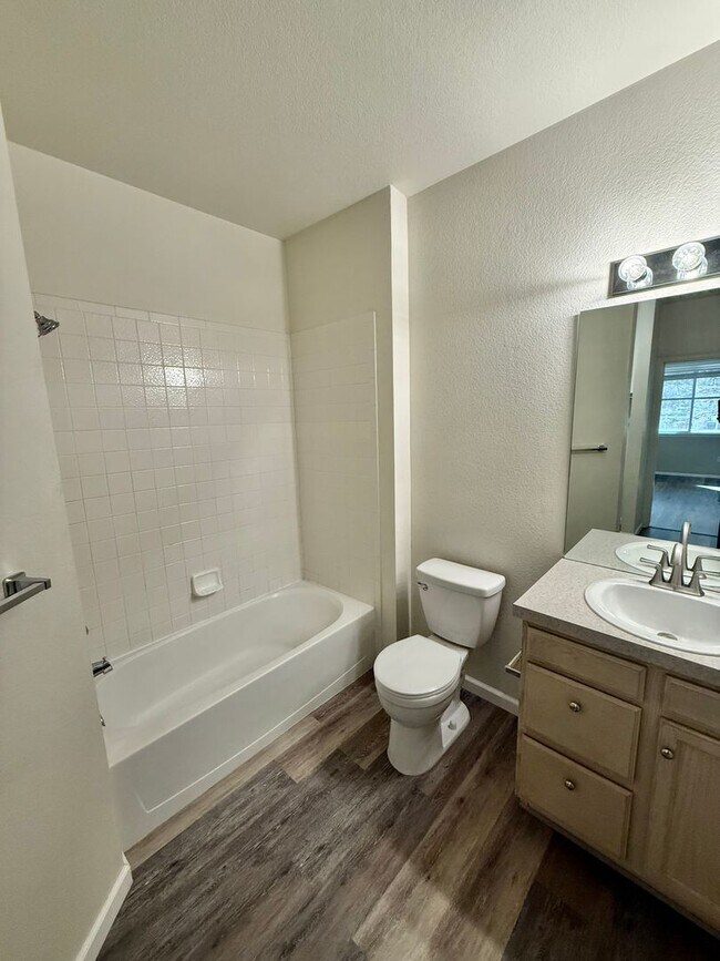 Building Photo - Beautiful,  2 Bed/2 Bath Condo in High Pla...