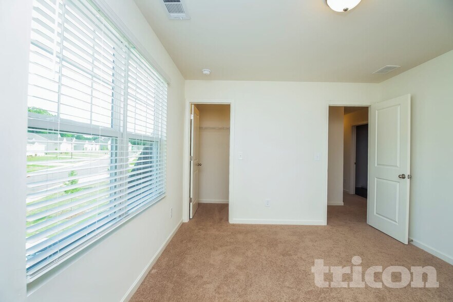 Building Photo - 170 Alexander Ln