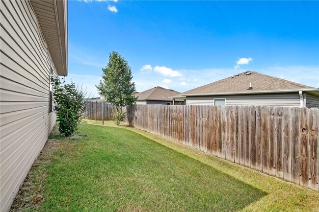 Building Photo - 927 E Swift Dr