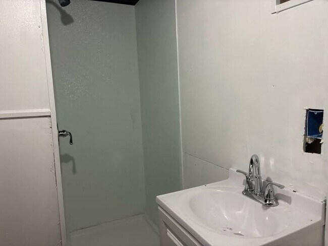 Building Photo - Charming 3 bedroom brick bungalow