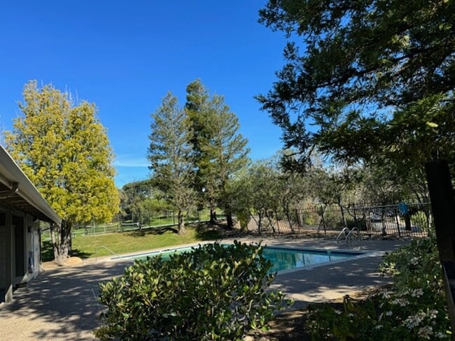 Building Photo - Beautiful single level townhome in Pleasant Hill with 2 car attached garage!
