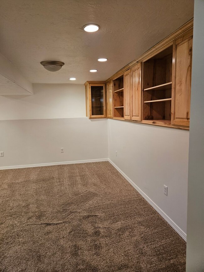 Building Photo - Beautiful 3 Bedroom/2 Bathroom in Bountiful