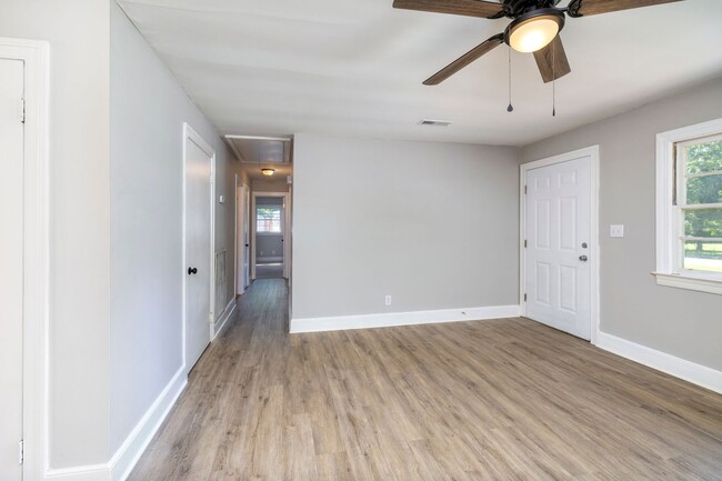 Building Photo - Beautifully Renovated 3 Bedroom Available!