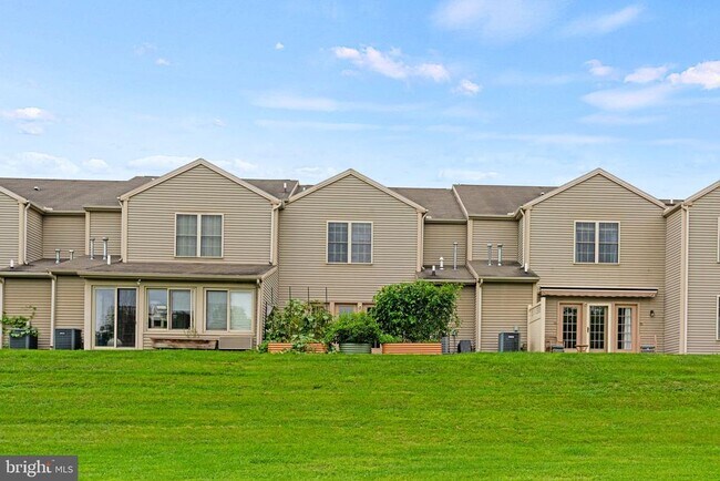Building Photo - 2082 Deer Run Dr