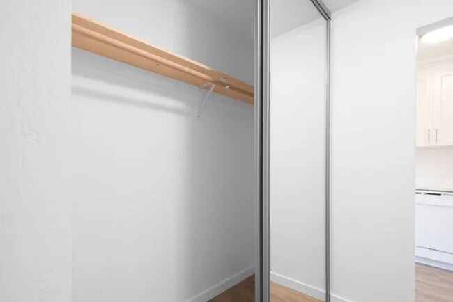 Building Photo - Sunlit, Stylish and Effortlessly San Francisco!