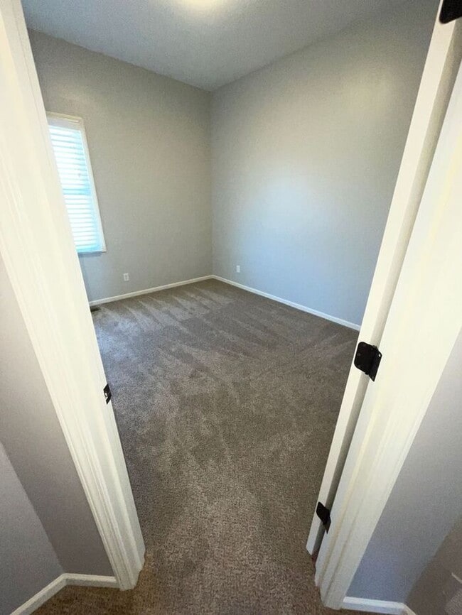 Building Photo - 5 Bedroom, 3 Bathroom California Split Sty...