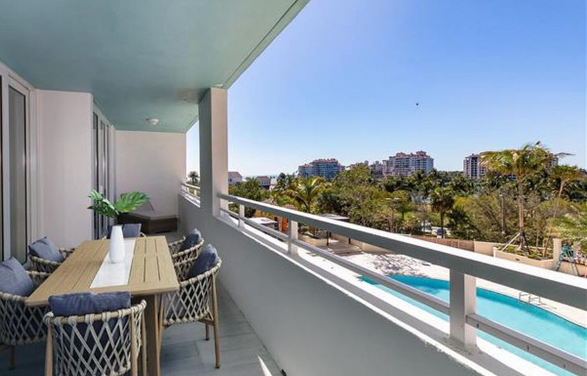 Building Photo - 400 S Pointe Dr