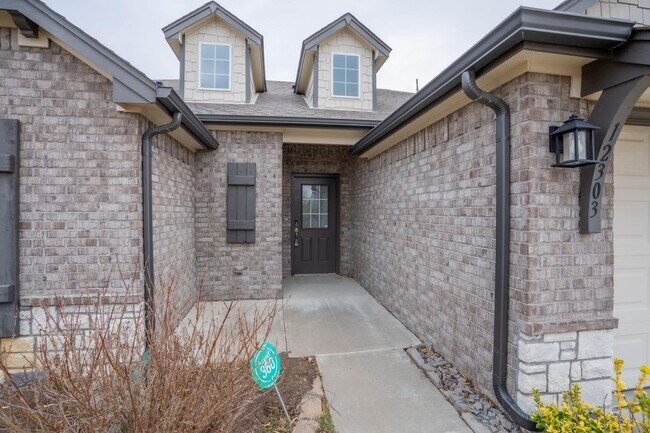 Building Photo - 4 bed/2 bath!