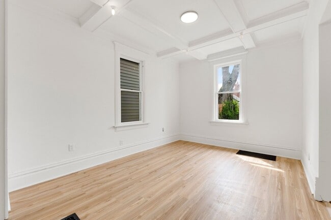 Building Photo - New Listing! 3 Bedroom House!