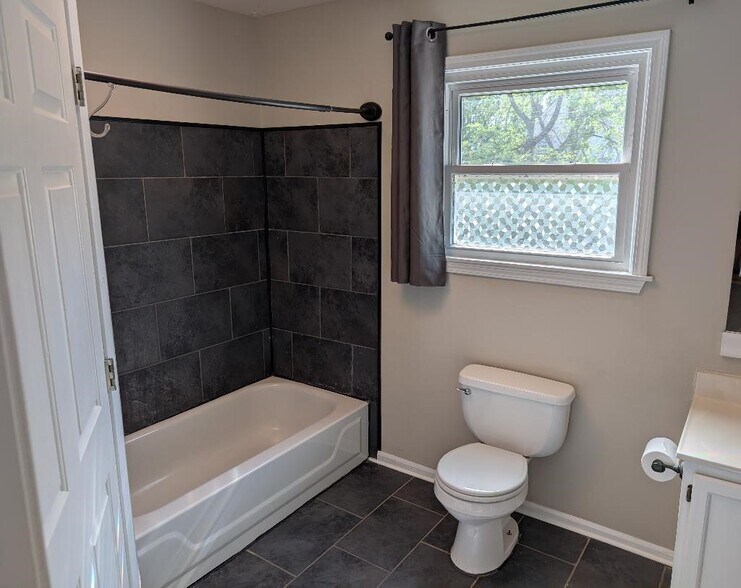 Building Photo - 3158 Oak St