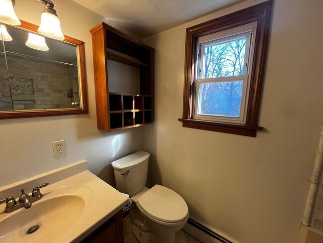 Building Photo - Charming 2 Bedroom Home