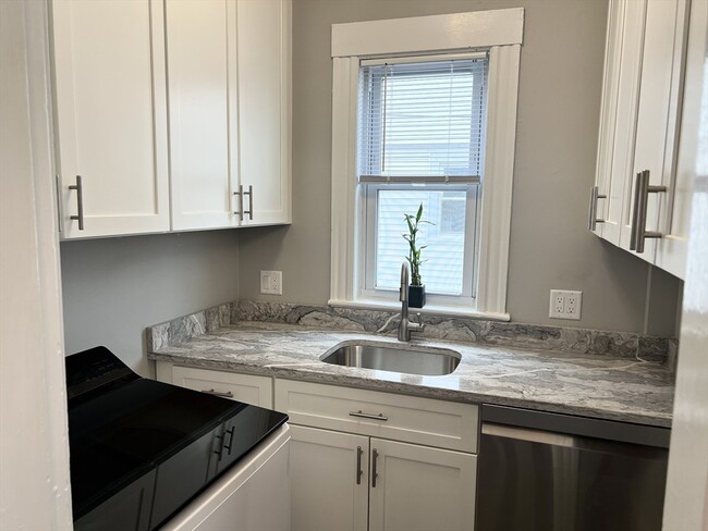 Building Photo - 31 Cutler St