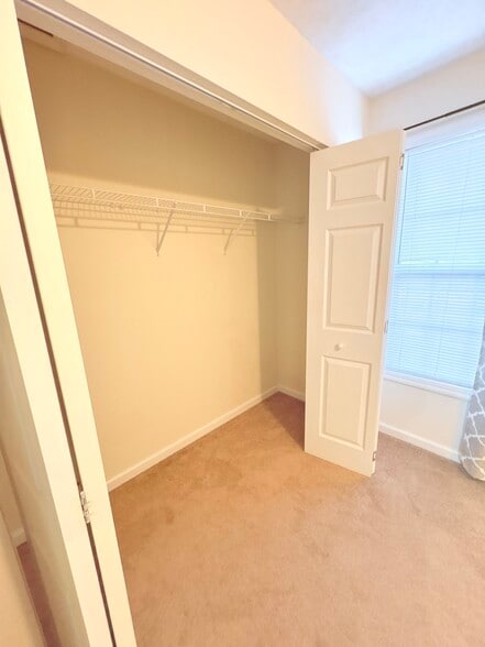 Building Photo - 14 Lake Village Ct