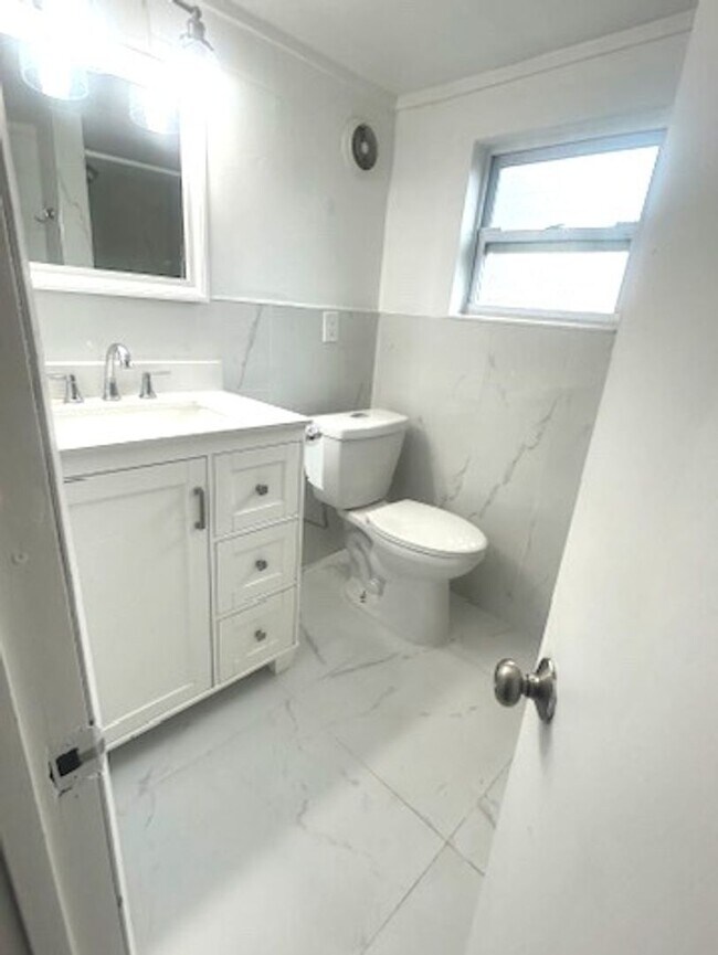 Building Photo - 1 Bedroom/1 Bathroom 1st Floor Duplex AVAILABLE AUGUST 7th!