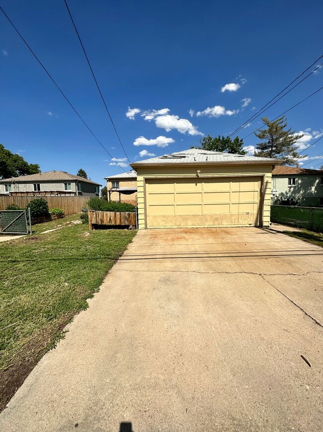 Building Photo - Awesome ranch style home 2bed+2offices 2ba...