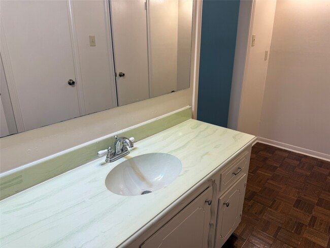 Building Photo - 3232 Parkwood Dr