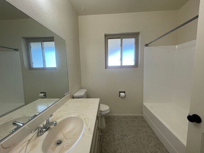 Building Photo - Palmdale 3 Bedroom + 2 Bathroom