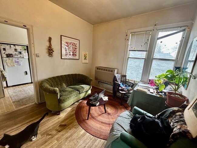 Building Photo - 404 S Van Buren St