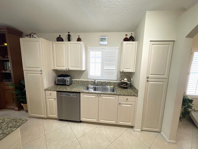 Building Photo - 7936 Laina Ln