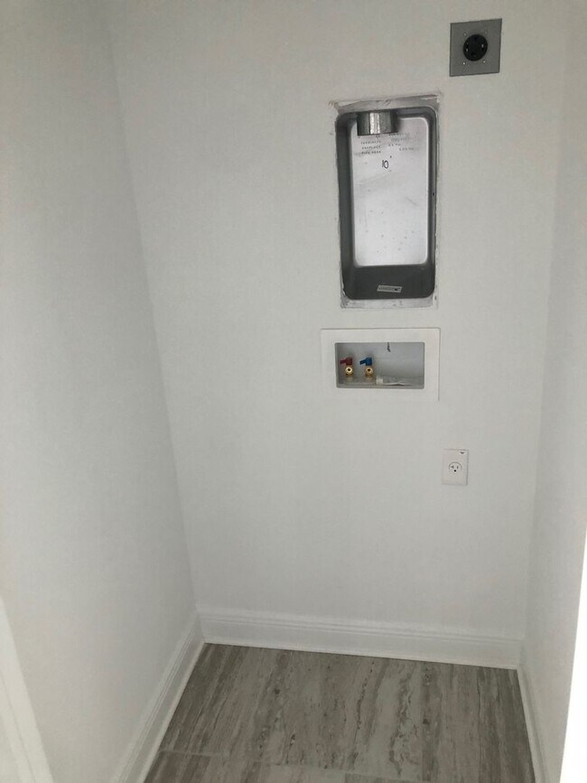 Building Photo - 310 E Ford St