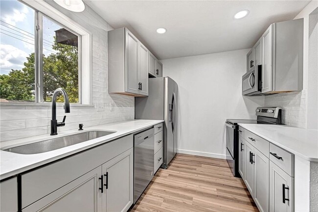 Building Photo - 6 Brompton Dr