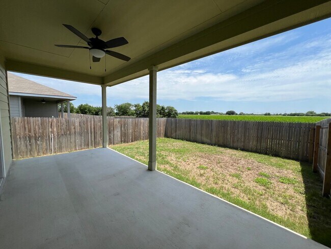 Building Photo - Luxury Duplex 3/2 in Seguin