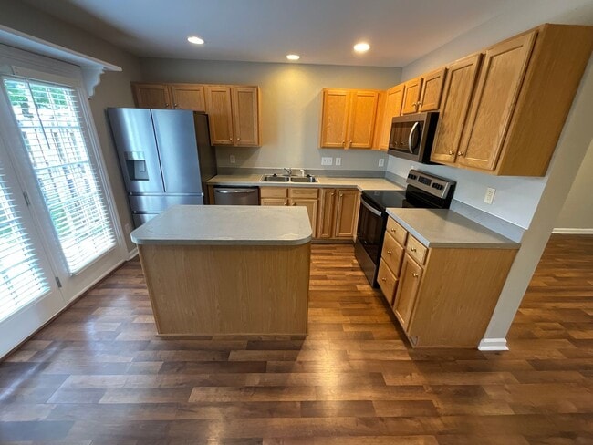 Building Photo - Charming Townhome in Greensboro
