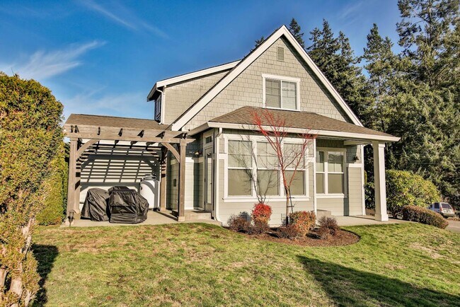 Building Photo - Gorgeous- Fully Furnished Home in Holmes Harbor, Pet Friendly and Landscape Included!