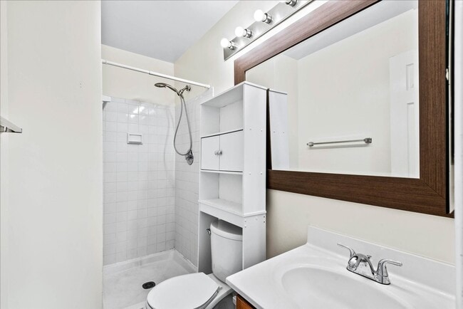 Building Photo - Charming 3-Level Townhome