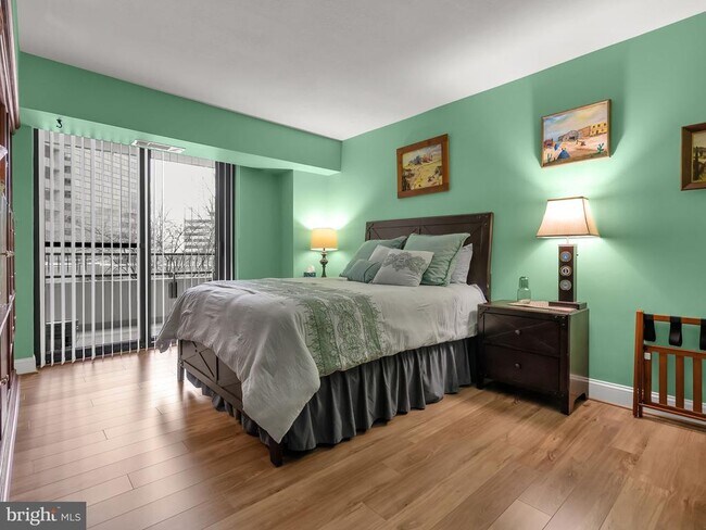 Building Photo - 1300 Crystal Dr